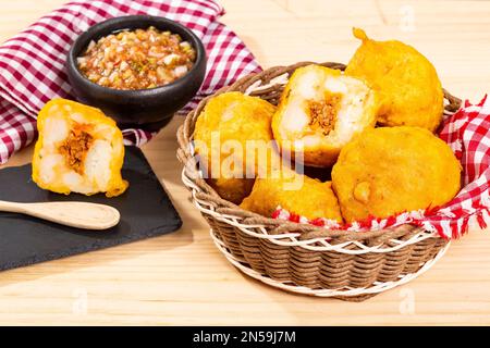 Pommes de terre farcies frites typiques de plusieurs pays d'Amérique latine Banque D'Images