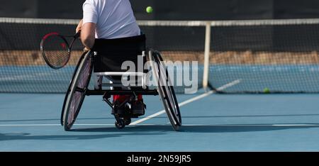 Des hommes en fauteuil roulant jouent au tennis sur un court de tennis Banque D'Images