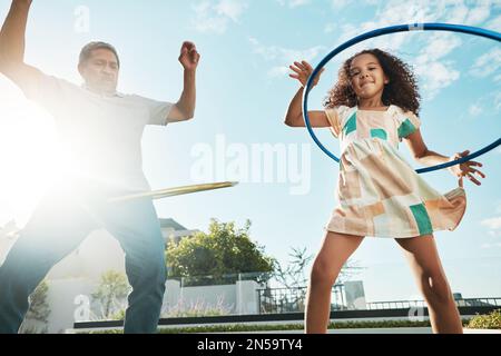 Grand-père, fille enfant et famille hula hoop dans la ville, ayant plaisir et se liant ensemble à l'extérieur. L'amour, le portrait et l'angle bas de grand-père et d'enfant Banque D'Images