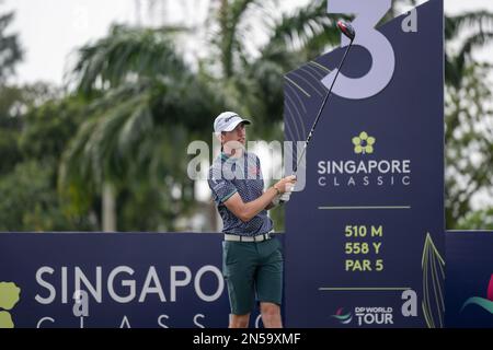 Singapour, SINGAPOUR. 09th février 2023. Tom McKibbin, d'IRLANDE DU NORD, débarque au trou 3 au cours de la ronde 1st du DP World Singapore Classic au Laguna National Golf Resort Club de Singapour, SINGAPOUR. McKibbin fermera avec un huit-moins de 64 pour prendre le pavillon en tête sur 8-under par. Crédit : Jason Butler/Alay Live News. Banque D'Images