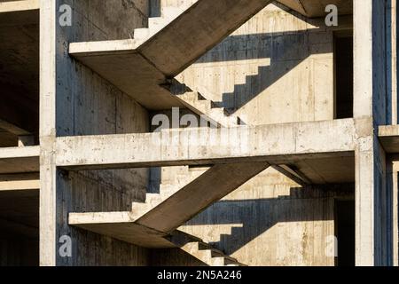 Motif d'architecture géométrique abstrait minimal. Escaliers en béton dans le chantier de construction. Construction de maisons. Arrière-plan industriel Banque D'Images