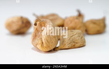 figues séchées isolées sur fond blanc Banque D'Images