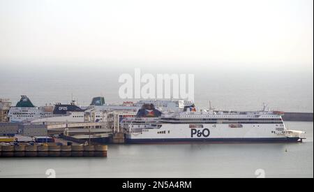 Les ferries amarrés au port de Douvres dans le Kent, après la suspension des services de ferry à destination et en provenance de Calais en raison d'une grève nationale en France. Date de la photo: Jeudi 9 février 2023. Banque D'Images