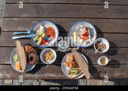 Chambre d'hôtel petit déjeuner dans un lit et petit déjeuner traditionnels. Voyage de vacances matin nourriture petit déjeuner dans le complexe de luxe à l'extérieur. Banque D'Images