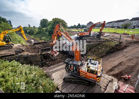 Les cheminots construisent de nouveaux chemins de fer et descendent des ponts Banque D'Images