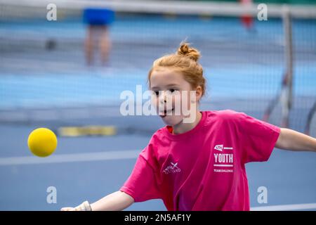 Enfants jouant au tennis et ayant des cours de tennis Banque D'Images