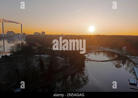 Berlin, Allemagne. 09th févr. 2023. Le soleil se lève derrière l'île de Berlin à Treptow. (Tir de drone) Credit: Paul Zinken/dpa/Alamy Live News Banque D'Images