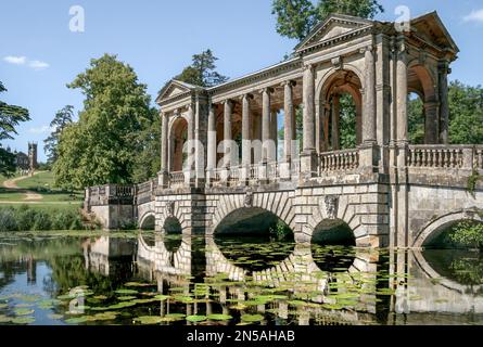 Le pont palladien au jardin paysager de Stowe, en été. De belles réflexions dans l'eau. Banque D'Images