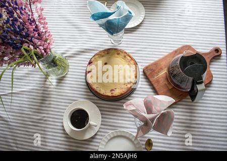 Une tranche de gâteau classique en Suède. Fika avec café noir et tarte aux fraises. Milieu de l'été en Suède. Banque D'Images