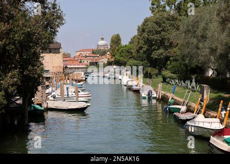 Venise, Italie - 6 septembre 2022: 59th Un canal vénitien typique situé dans le jardin de Giardnini à Venise Banque D'Images