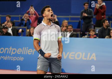 Arthur fils (FRA) en action contre Roberto Bautista-Agut (SPA) lors de l'Open Sud de France 2023, ATP 250 tournoi de tennis sur 8 février 2023 au Sud de France Arena à Pérols près de Montpellier, France - photo Patrick Cannaux / DPPI Banque D'Images