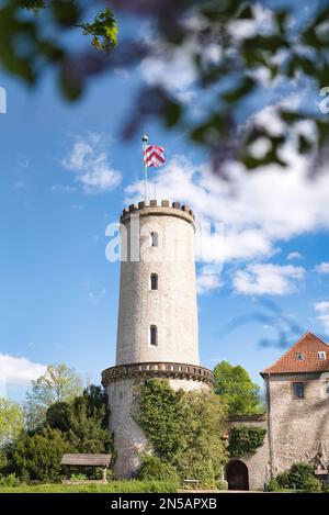 Le soi-disant Sparrenburg (château) dans la ville allemande de Bielefeld avec le ciel bleu et la nature verte Banque D'Images