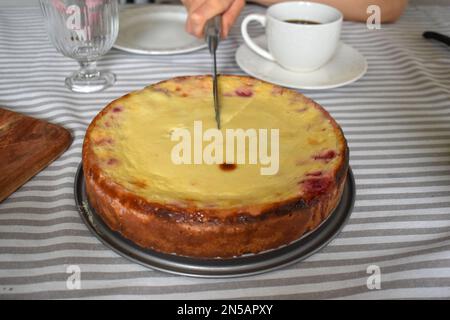Une tranche de gâteau classique en Suède. Fika avec café noir et tarte aux fraises. Milieu de l'été en Suède. Banque D'Images