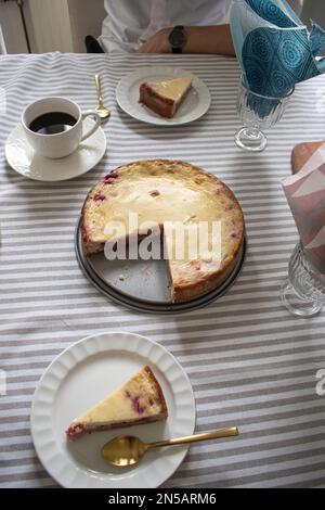 Une tranche de gâteau classique en Suède. Fika avec café noir et tarte aux fraises. Milieu de l'été en Suède. Banque D'Images