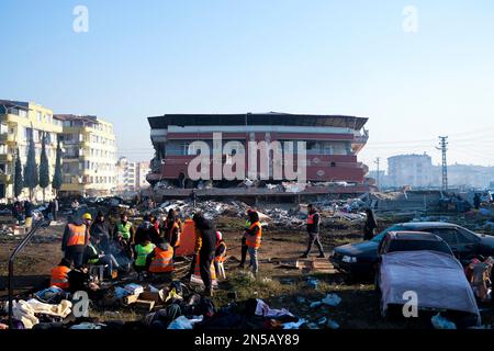 Hatay, Turquie. 02nd janvier 2020. Des équipes de recherche et de sauvetage sont vues dans la zone du tremblement de terre. La Turquie a connu le plus grand tremblement de terre de ce siècle dans la région frontalière avec la Syrie. Le tremblement de terre a été mesuré à une magnitude de 7,7. Crédit : SOPA Images Limited/Alamy Live News Banque D'Images