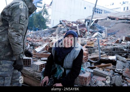 Hatay, Turquie. 02nd janvier 2020. Une femme pleure la mort de son mari et de son petit-fils qui sont morts dans l'épave du tremblement de terre. La Turquie a connu le plus grand tremblement de terre de ce siècle dans la région frontalière avec la Syrie. Le tremblement de terre a été mesuré à une magnitude de 7,7. Crédit : SOPA Images Limited/Alamy Live News Banque D'Images