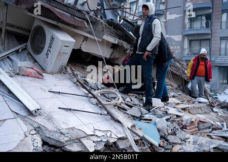 Hatay, Turquie. 02nd janvier 2020. Les gens recherchent leurs parents parmi les épaves du tremblement de terre. La Turquie a connu le plus grand tremblement de terre de ce siècle dans la région frontalière avec la Syrie. Le tremblement de terre a été mesuré à une magnitude de 7,7. Crédit : SOPA Images Limited/Alamy Live News Banque D'Images