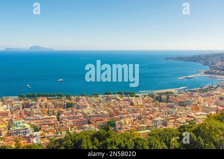 Vue aérienne de la ville de Naples sur la côte de la mer Méditerranée, Campanie, Italie. Paysage urbain de Naples. Destination du voyage Banque D'Images