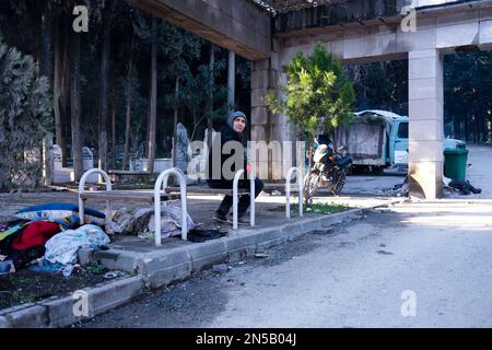 Hatay, Turquie. 02nd janvier 2020. Une victime de tremblement de terre prend refuge dans le cimetière. La Turquie a connu le plus grand tremblement de terre de ce siècle dans la région frontalière avec la Syrie. Le tremblement de terre a été mesuré à une magnitude de 7,7. Crédit : SOPA Images Limited/Alamy Live News Banque D'Images