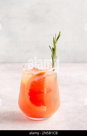 Limonade froide/cocktail de jus de pamplemousse frais, d'alcool et de glaçons. Banque D'Images