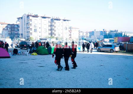 Hatay, Turquie. 02nd janvier 2020. Des équipes de recherche et de sauvetage sont vues dans la zone du tremblement de terre. La Turquie a connu le plus grand tremblement de terre de ce siècle dans la région frontalière avec la Syrie. Le tremblement de terre a été mesuré à une magnitude de 7,7. (Photo de Murat Kocabas/SOPA Images/Sipa USA) crédit: SIPA USA/Alay Live News Banque D'Images