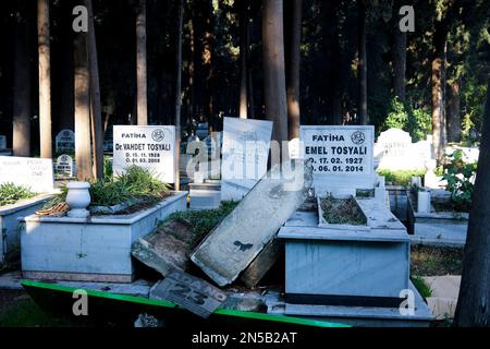 Hatay, Turquie. 02nd janvier 2020. Un tombeau est vu détruit à la suite de l'eathquake. La Turquie a connu le plus grand tremblement de terre de ce siècle dans la région frontalière avec la Syrie. Le tremblement de terre a été mesuré à une magnitude de 7,7. (Photo de Murat Kocabas/SOPA Images/Sipa USA) crédit: SIPA USA/Alay Live News Banque D'Images