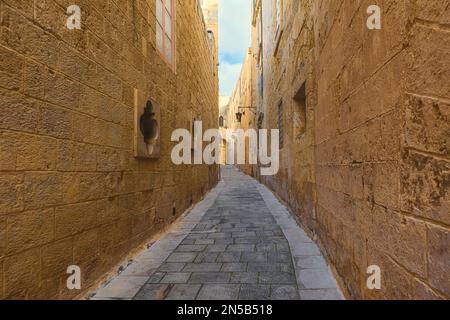 Vide petite rue médiévale pavée dans la ville de Mdina, Malte par beau temps. Destination de voyage en Europe Banque D'Images