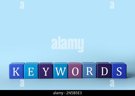 Cubes colorés avec mots-CLÉS sur fond bleu clair Banque D'Images