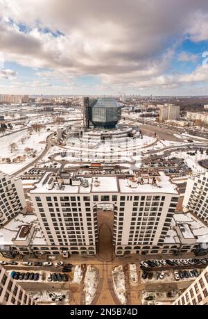 Minsk, Bélarus. Édifice de la Bibliothèque nationale en hiver. Site d'intérêt célèbre. Paysage urbain aérien Banque D'Images