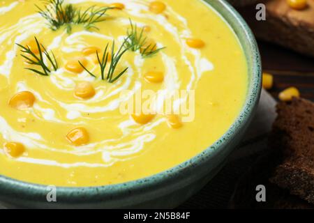 Délicieuse soupe de maïs crémeuse dans un bol, en gros plan Banque D'Images