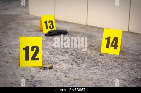 Scène de crime avec des preuves et des marques sur le sol. Enquête de détective Banque D'Images