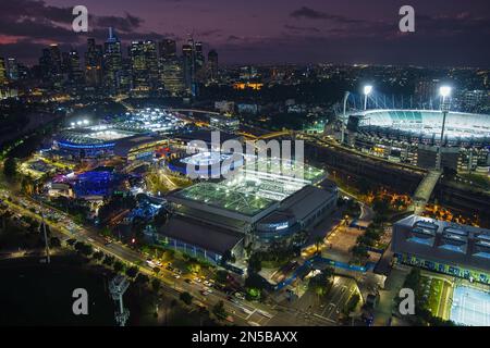 Photo aérienne du parc de Melbourne, du MCG et du fleuve Yarra pendant l'Open de tennis australien. Mercredi 25 janvier 2023. Melbourne Skyline Banque D'Images