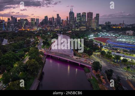 Photo aérienne du parc de Melbourne, du MCG et du fleuve Yarra pendant l'Open de tennis australien. Mercredi 25 janvier 2023. Melbourne Skyline Banque D'Images