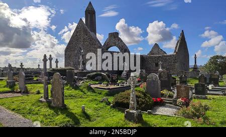 IRLANDE-SEPTEMBRE,2022:site monastique de Kilmacduagh, Gort, Co Galway, Irlande. Banque D'Images