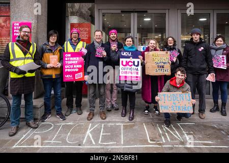 Londres, Royaume-Uni. 9 février 2023. Le personnel de l’université se trouve sur une ligne de piquetage devant King’s College London, sur le Strand. Selon l'UCU (University and College Union), plus de 70 000 employés dans 150 universités du Royaume-Uni ont été en grève dans des conflits sur les salaires, les conditions et les pensions. Credit: Stephen Chung / Alamy Live News Banque D'Images