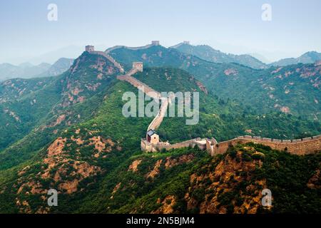 Vue sur la Grande Muraille tout le long des montagnes du nord en Chine Banque D'Images