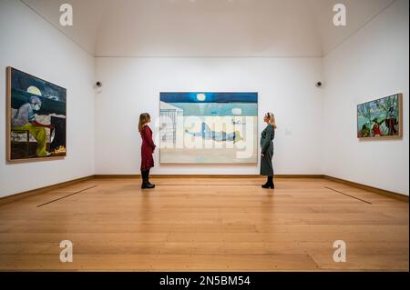 Londres, Royaume-Uni. 9th févr. 2023. Peinture sur une île (Carrera), 2019 avec des baigneurs de nuit, 2019 et musique (2 arbres), 2019 - Peter Doig, une nouvelle exposition, ouvre à la Courtauld, Somerset House. Il présente des peintures et des œuvres sur papier, y compris un groupe de grands toiles créées depuis le déménagement de l'artiste de Trinidad à Londres en 2021. Crédit : Guy Bell/Alay Live News Banque D'Images