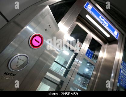 Dortmund, Allemagne. 09th févr. 2023. En raison d'un avertissement de grève du syndicat Verdi, le bouton de l'ascenseur pour l'accès à la station de métro s'allume en rouge. Les compagnies de transport locales s'attendent à ce que les services de bus et de tramway locaux soient pratiquement immobilisés. D'autres installations municipales sont également en grève à Dortmund, par exemple l'hôpital, les théâtres et les bureaux de la jeunesse et des services sociaux. Crédit : Roland Weihrauch/dpa/Alay Live News Banque D'Images