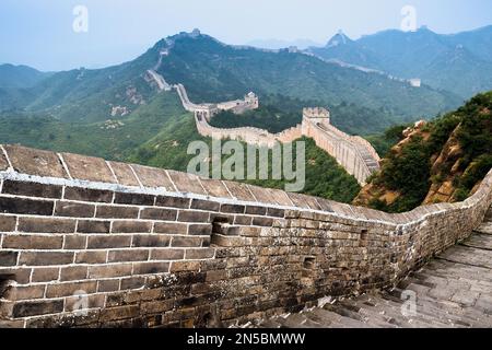 Vue sur la Grande Muraille tout le long des montagnes du nord en Chine Banque D'Images