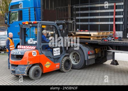 Transport de marchandises, conducteurs professionnels dans la zone de chargement, chargement et déchargement du camion Banque D'Images