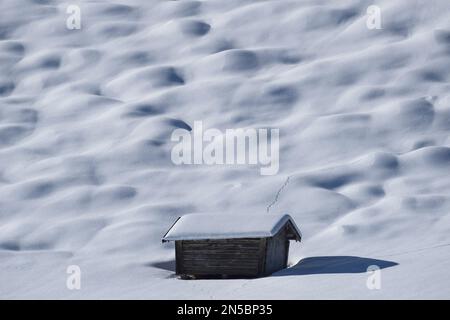 Grange en bois et prairies humock dans la neige, Allemagne, Bavière, Mittenwald Banque D'Images