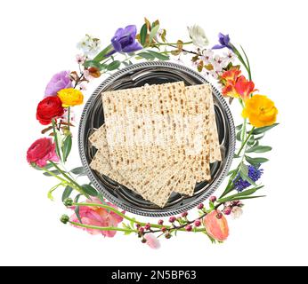 Savoureux matzos et fleurs sur fond blanc, vue de dessus. Fête de la Pâque (Pesach) Banque D'Images