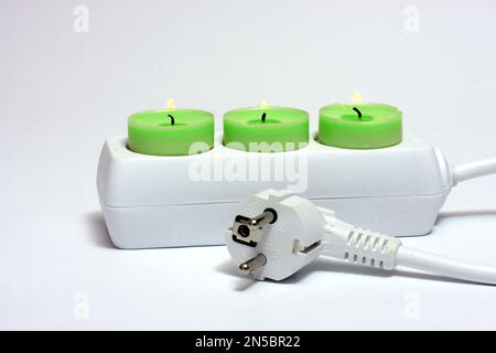 prise d'alimentation avec bougies à thé vert, pour économiser de l'énergie Banque D'Images