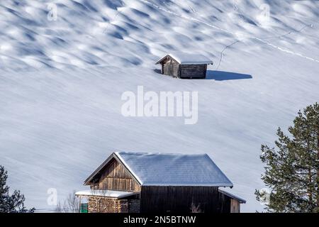 granges en bois et prairies hummotiques dans la neige, Allemagne, Bavière, Mittenwald Banque D'Images