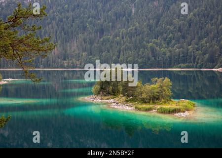 lac Eibsee avec de petites îles dans l'eau turquoise, Allemagne, Bavière, Grainau Banque D'Images