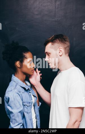 Homme et femme conversation importante, conversation sérieuse Banque D'Images