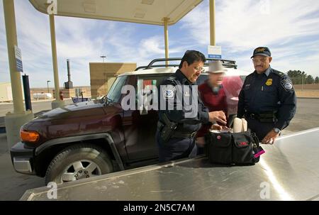 LES agents de protection DES douanes et des frontières DES ÉTATS-UNIS vérifient un sac au port d'entrée de fort Hancock, Texas Banque D'Images