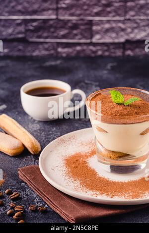 Dessert italien traditionnel tiramisu dans un verre, foyer sélectif Banque D'Images