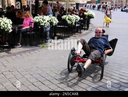 Cracovie. Cracovie. Pologne. Homme à vélo couché dans le centre de la ville. Banque D'Images