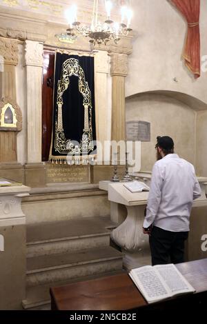 Cracovie. Cracovie. Pologne. Homme priant devant Torah Ark (Aron ha-kodesh) dans la synagogue Remuh (Remu). Kazimierz, anciens quartiers juifs. Banque D'Images